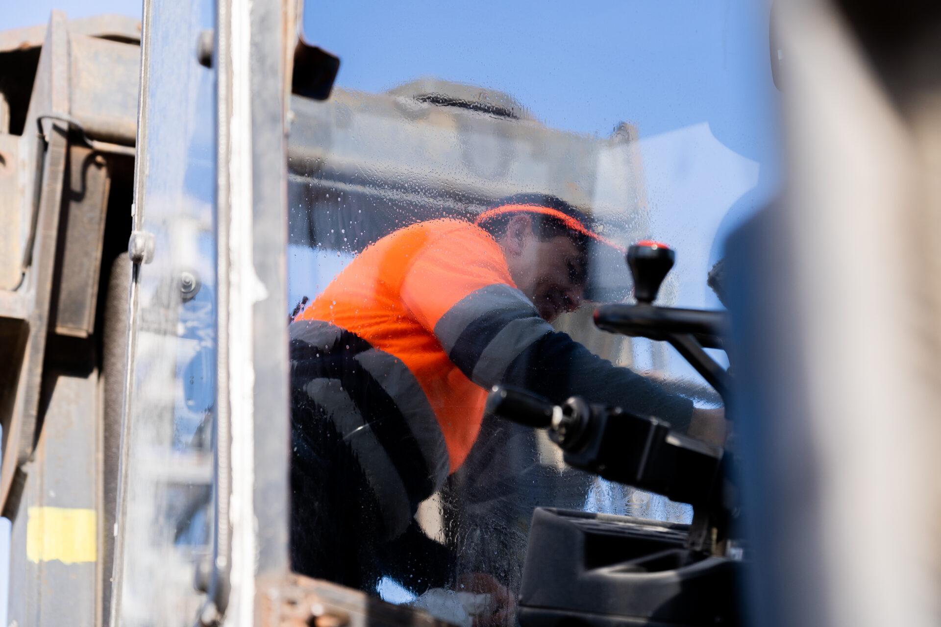 Operario trabajando en limpieza