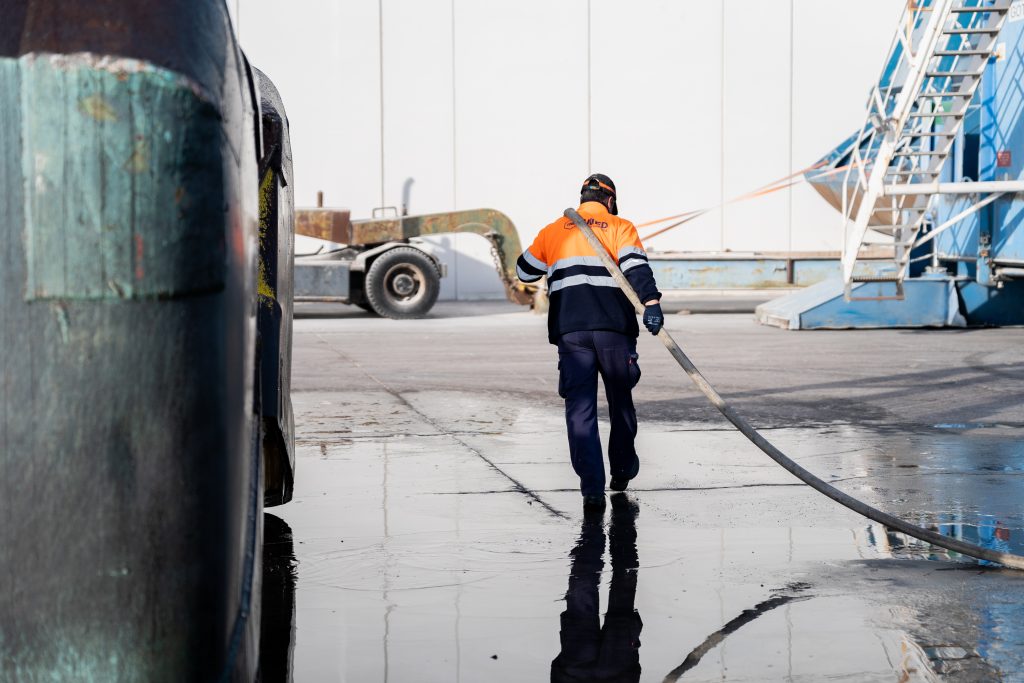 Limpieza de naves industriales en Valencia — maquinaria especializada y productos con Etiqueta Ecológica Europea